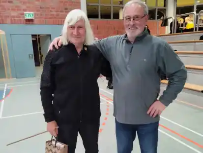 Manfred Meyer (links) engagiert sich seit 30 Jahren f&uuml;r den Bogensport in Wildeshausen. Vorsitzender Erwin Meier dankte ihm f&uuml;r den jahrzehntelangen Einsatz.