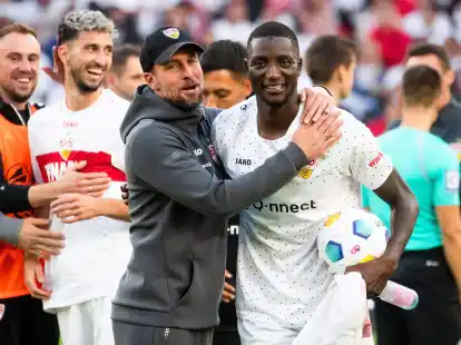 Trainer Sebastian Hoene&szlig; (M.) k&ouml;nnte schon bald wieder auf VfB-St&uuml;rmer Serhou Guirassy (r) setzen.