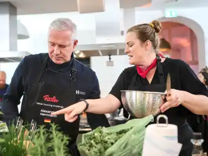 Alexander Herrmann stand ihr im Finale zur Seite: Svenja Mahlstede kochte im internationalen Wettbewerb der Firma Fissler. Der bekannte Profi-Koch war ihr Coach.