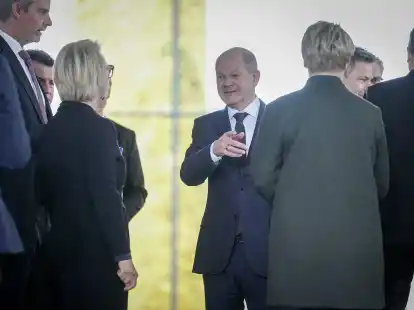 Bundeskanzler Olaf Scholz (M, SPD) kommt zur &Uuml;bergabe des Jahresgutachtens 2023/24 des Sachverst&auml;ndigenrates zur Begutachtung der gesamtwirtschaftlichen Entwicklung.