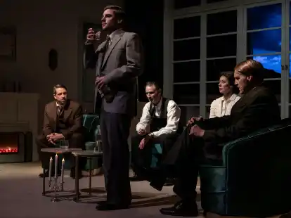 Das Kriminalst&uuml;ck &bdquo;Und dann gabs keines mehr&ldquo; hier in einer Szene Philip Heimke, Simon Ahlborn, Helge Gutbrod, Hannah Sieh und Sven Hei&szlig;.