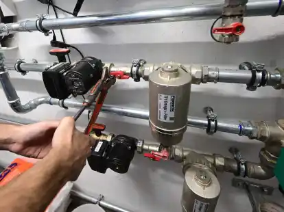 Vorbereitung zur Installation einer W&auml;rmepumpe: Deutschland ist beim Umbau des Energiemarktes einer Studie zufolge langsamer als andere L&auml;nder.