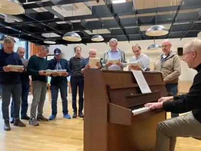 Der Chor der Aphasiker, &bdquo;Sing Different&ldquo;, studiert mit Chorleiter Jens Marnowsky St&uuml;ck f&uuml;r St&uuml;ck ein. Auch einen &ouml;ffentlichen Auftritt hat es schon gegeben.