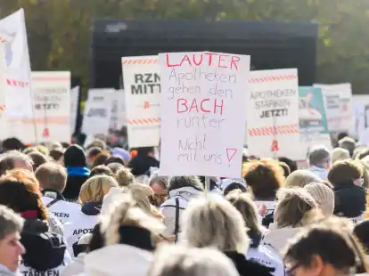 Mit geschlossenen Apotheken in ganz Norddeutschland und einer zentralen Kundgebung in Hannover protestieren Apotheker gegen Einsparungen und stagnierende Honorare.