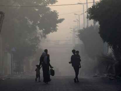 Pal&auml;stinenser fliehen nach einem israelischen Luftangriff.