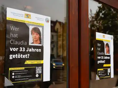 Die Plakate zum Cold Case von Claudia Obermeier h&auml;ngen an einer Scheibe in R&ouml;thenbach in Mittelfranken.