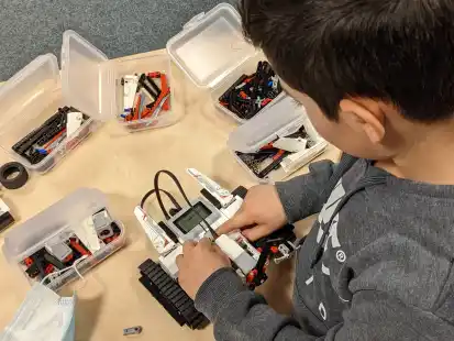 Die Mediothek in Friedeburg trainiert Kinder und Jugendliche in zeitgem&auml;&szlig; technischen Themen. Zu einem zweiten Standort, einem &bdquo;Makerspace&ldquo;, soll es aber nicht kommen.