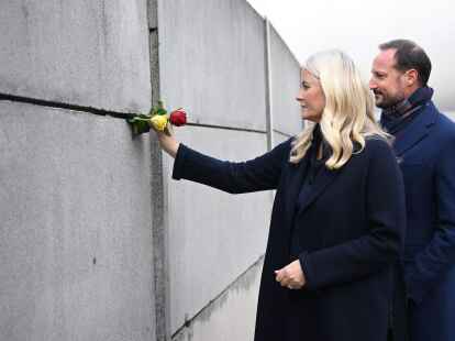 Norwegens Kronprinz Haakon und Kronprinzessin Mette-Marit nehmen in Berlin an der Zentralen Gedenkveranstaltung des 34. Jahrestags des Mauerfalls teil.