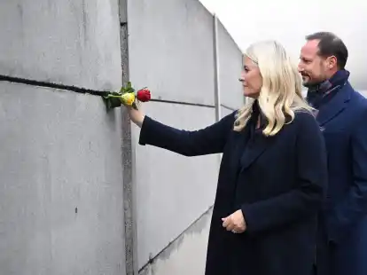 Norwegens Kronprinz Haakon und Kronprinzessin Mette-Marit nehmen in Berlin an der Zentralen Gedenkveranstaltung des 34. Jahrestags des Mauerfalls teil.