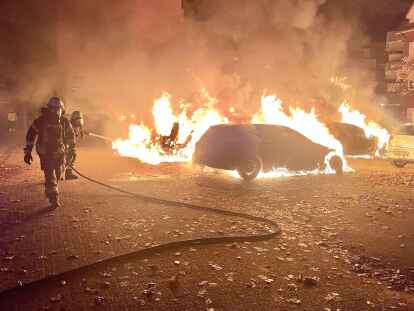 Ein nicht mehr seltenes Bild in Norden: J&uuml;ngst standen mehrere Autos in Flammen &ndash; diesmal nicht im Warfenweg, sondern in der Pottbackerslohne. Wer der oder die Feuerteufel sind, wei&szlig; die Polizei Norden bis heute nicht.