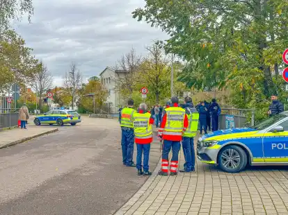 Bei einem Gro&szlig;einsatz der Polizei an einer Schule in Offenburg ist ein Tatverd&auml;chtiger festgenommen worden.
