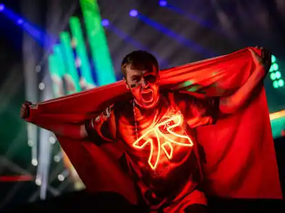 Fnatic-Fans k&ouml;nnen sich nach einer harten Serie &uuml;ber den LEC-Finaleinzug ihres Teams freuen.