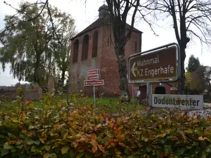 Wegweiser zu den St&auml;tten der Vergangenheit in Engerhafe. Dort errichteten die Nazis im Winter 1944 ein Au&szlig;enlager des KZ Neuengamme bei Hamburg.