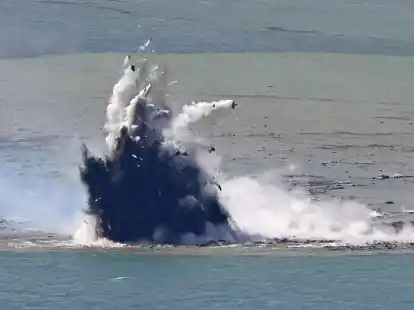 Unweit der Insel Iwoto hat sich nach Ausbruch eines Unterwasservulkans eine neue Insel gebildet.