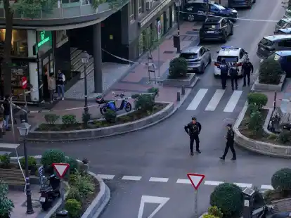 Polizisten riegeln eine Stra&szlig;e in Madrid ab - es wird nach zwei Motorradfahrern gefahndet.