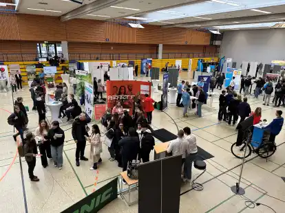 &Uuml;berblick: Bei der Berufs- und Ausbildungsmesse in der Mehrzweckhalle Feldbreite pr&auml;sentierten sich am Donnerstag 43 Unternehmen.