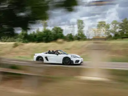 Frischluftsause: Der Porsche 718 Spyder RS wei&szlig; seine 500 PS beeindruckend in Vortrieb umzusetzen.