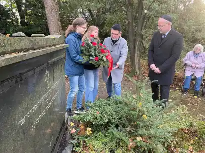 Kranzniederlegung auf dem j&uuml;dischen Friedhof in Schortens: Die IGS-Sch&uuml;lerinnen Anne Schoof und Fenja Eilers, SPD-Ratsherr Detlef Kasig und Erster Stadtrat Karsten Hage.