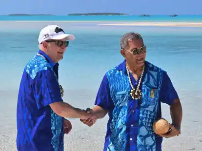 Australiens Premier Anthony Albanese (l.) und Kausea Natano, Premierminister von Tuvalu, beim  Pazifik-Insel-Forum in Aitutaki.