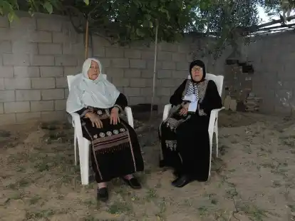 Dalal al-Nadschi (l.) und ihre Schwester Naema al-Nadschi in Dair al-Balah.
