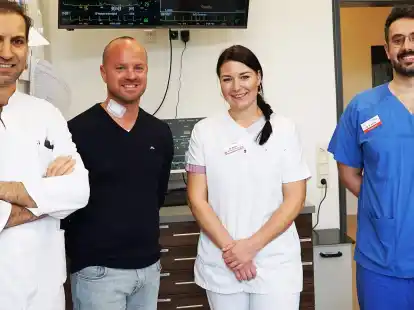 Dr. Abdulkarim Alhariri (links) und sein Team mit Britta Ahlers-L&uuml;ske, Assistenzarzt M. Khalil Alrifai und weiteren Mitarbeitenden des Cloppenburger St.-Josefs-Hospitals halfen erfolgreich dem Patienten Hendrik Hoopmann (Zweiter von links).