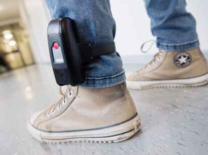 Der geflohene M&ouml;rder hatte nach seiner Flucht   seine elektronische Fu&szlig;fessel geknackt (Symbolbild).