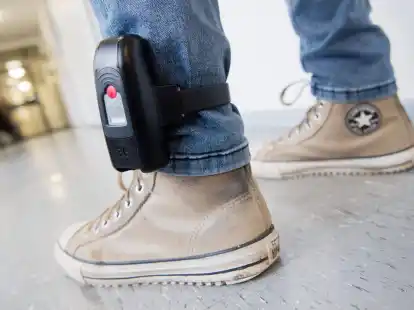 Der geflohene M&ouml;rder hatte nach seiner Flucht   seine elektronische Fu&szlig;fessel geknackt (Symbolbild).