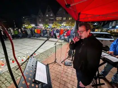 Nils Humboldt begr&uuml;&szlig;te rund 140 Teilnehmer bei der Gedenkveranstaltung auf dem Nordenhamer Marktplatz.