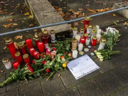 Blumen und Kerzen liegen vor der Schule in Offenburg, in der sich die Bluttat ereignete. Die Sonderkommission &laquo;M&uuml;hlbach&raquo; ermittelt in dem Fall.