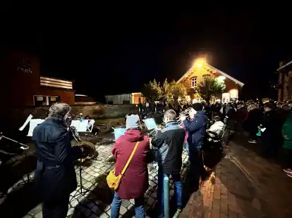 In Norden waren mehr als 200 Menschen am Synagogenplatz zusammengekommen, um an die Pogromnacht 1938 zu erinnern und ein Zeichen gegen Antisemitismus zu setzen.