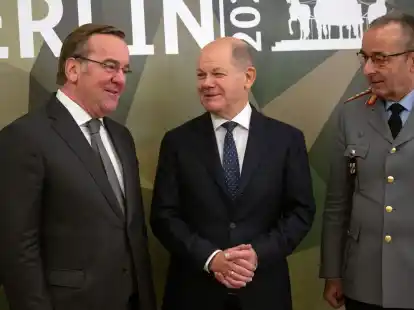 Verteidigungsminister Boris Pistorius, Bundeskanzler Olaf Scholz (beide SPD) und Carsten Breuer, Generalinspekteur der Bundeswehr.