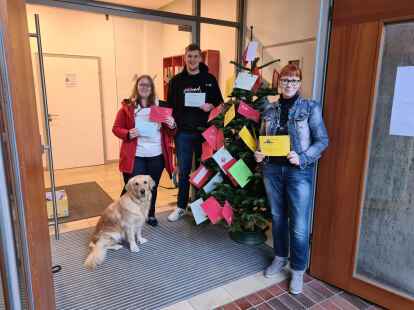 Start der Wunschbaumaktion in Rastede (von links): Paulina Hybrant, Felix Sch&ouml;n und Anne Ahlers-Bolting aus dem Organisationsteam haben den Wunschbaum im Gemeindehaus am Denkmalsplatz best&uuml;ckt.