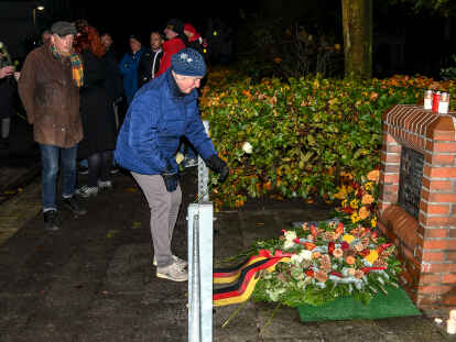 Legten wei&szlig;e Rosen nieder: Die Teilnehmer der Gedenkveranstaltung in Varel.