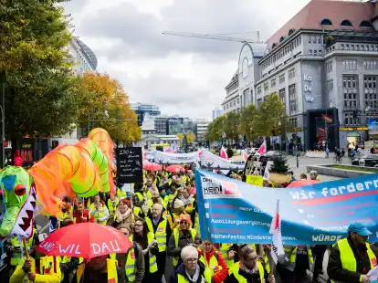 Der Zug einer Demonstration zum Streik im Einzelhandel zieht am KaDeWe in Berlin vorbei.