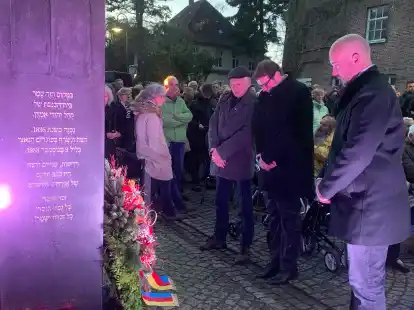 Gedachte gemeinsam mit vielen anderen den 465 Emder, die in Konzentrationslagern starben: Oberb&uuml;rgermeister Tim Kruithoff (2. von rechts).