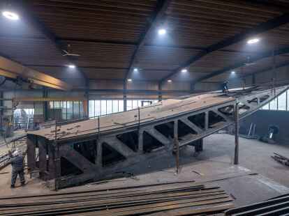 An einem der Bauteile des zuk&uuml;nftigen Freiheits- und Einheitsdenkmals wird in einer Werkstatt in Nordrhein-Westfalen gearbeitet (Archivbild). Das seit Jahren umstrittene Denkmal soll in unmittelbarer Nachbarschaft von Humboldt Forum und ehemaligem DDR-Staatsratsgeb&auml;ude in Berlin-Mitte entstehen.