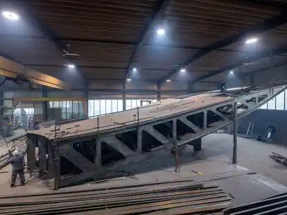 An einem der Bauteile des zuk&uuml;nftigen Freiheits- und Einheitsdenkmals wird in einer Werkstatt in Nordrhein-Westfalen gearbeitet (Archivbild). Das seit Jahren umstrittene Denkmal soll in unmittelbarer Nachbarschaft von Humboldt Forum und ehemaligem DDR-Staatsratsgeb&auml;ude in Berlin-Mitte entstehen.