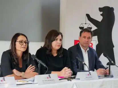 Felor Badenberg (l-r, parteilos), Berliner Senatorin f&uuml;r Justiz und Verbraucherschutz, spricht nach der Konferenz der Justizminister und -senatoren der Bundesl&auml;nder w&auml;hrend einer Pressekonferenz. Neben ihr sitzen Anna Gallina (B&uuml;ndnis 90/Die Gr&uuml;nen), Hamburgs Senatorin f&uuml;r Justiz und Verbraucherschutz, und Georg Eisenreich (CSU), Staatsminister der Justiz in Bayern.