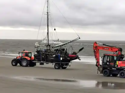 Das havarierte Schiff wurde vom Norderneyer Weststrand abtransportiert.