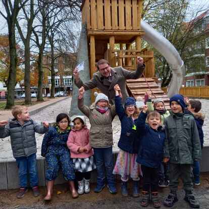 &bdquo;Yeah!&ldquo;: Der neue Spielplatz ist fertig: Kinder der Kita auf dem Burgplatz mit OB Tim Kruithoff.