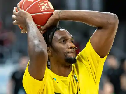 Ebuka Izundu fixiert beim Aufw&auml;rmen den Korb. Der 27-j&auml;hrige Center spielt an diesem Samstag mit den Oldenburgern gegen RP Ulm.