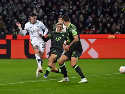 Traf nach einem sehenswerten Angriff zur Gladbacher F&uuml;hrung: Tomas Cvancara (l).