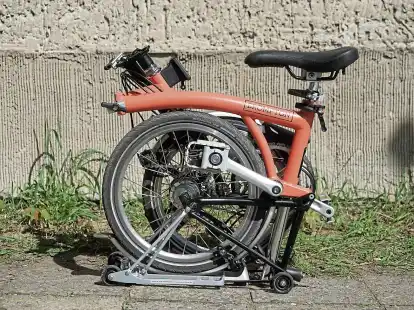 Zusammengelegt hat das Brompton kompakte Abmessungen: Das Faltma&szlig; (H x B x T) betr&auml;gt: 58,5 cm x 56,5 cm x 27 cm.