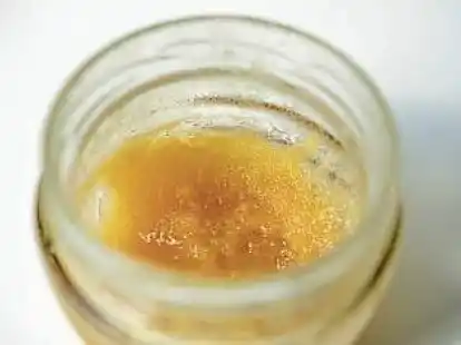 Kristalle  im Honig kann man bek&auml;mpfen