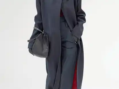 <p>Hingucker in Power-Farbe: Rote Einzelst&uuml;cke lassen sich gut in dunkle Business-Outfits integrieren. </p>