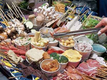 <p> Mehr oder weniger exotische Leckereien auf dem Wusheng Night Market. </p>