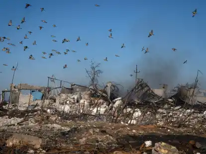Nach einem russischen Raketenangriff: Rauch steigt aus den Ruinen eines Bauernhofs und eines noch brennenden Getreidespeichers auf.