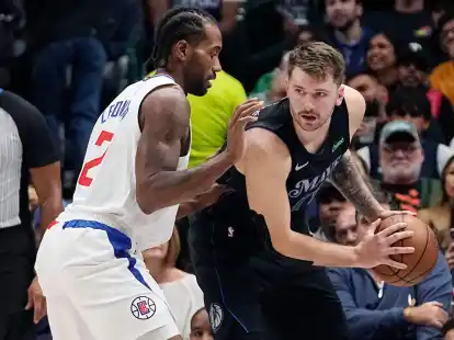 Mavericks-Guard Luka Doncic (r) im Zweikampf mit Clippers-Forward Kawhi Leonard.