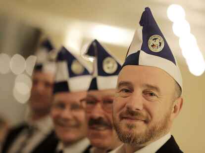 Aaron Knappstein (r), Pr&auml;sident des j&uuml;dischen Karneval Vereins K&ouml;lsche Kippa K&ouml;pp e.V., steht vor dem Besuch einer Sitzung mit Mitgliedern zusammen.
