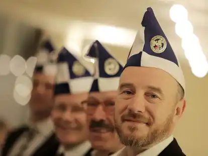 Aaron Knappstein (r), Pr&auml;sident des j&uuml;dischen Karneval Vereins K&ouml;lsche Kippa K&ouml;pp e.V., steht vor dem Besuch einer Sitzung mit Mitgliedern zusammen.